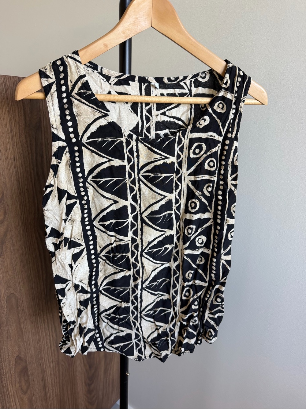 Vintage Hamilton Findlay & Co. Black & White Print Rayon Top Size 8
